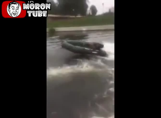 Video :A man intoxicated wanders with an inflatable boat